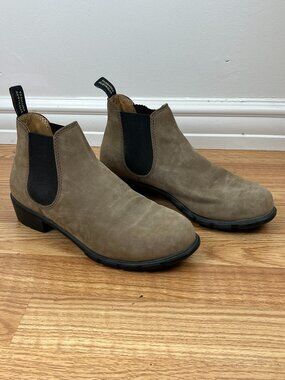 Blundstone 1974 Low Ankle Chelsea Boot in Nubuck 8.5